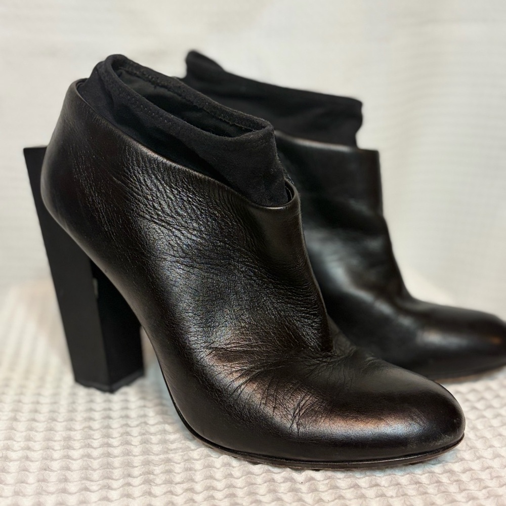 United Nude Women’s Black Leather and Neoprene Ankle Boots Super Unique Heel